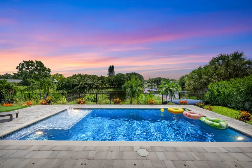 Mini-Golf*Heated Saltwater Pool*New*Lake Front! - Image 1