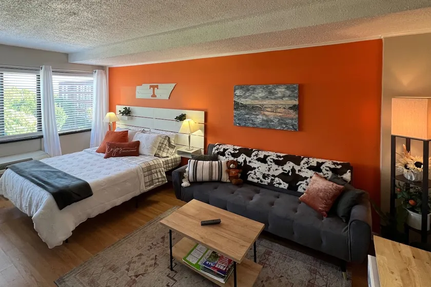 Renovated Studio Condo- Walk to strip, UT, Neyland - Image 1
