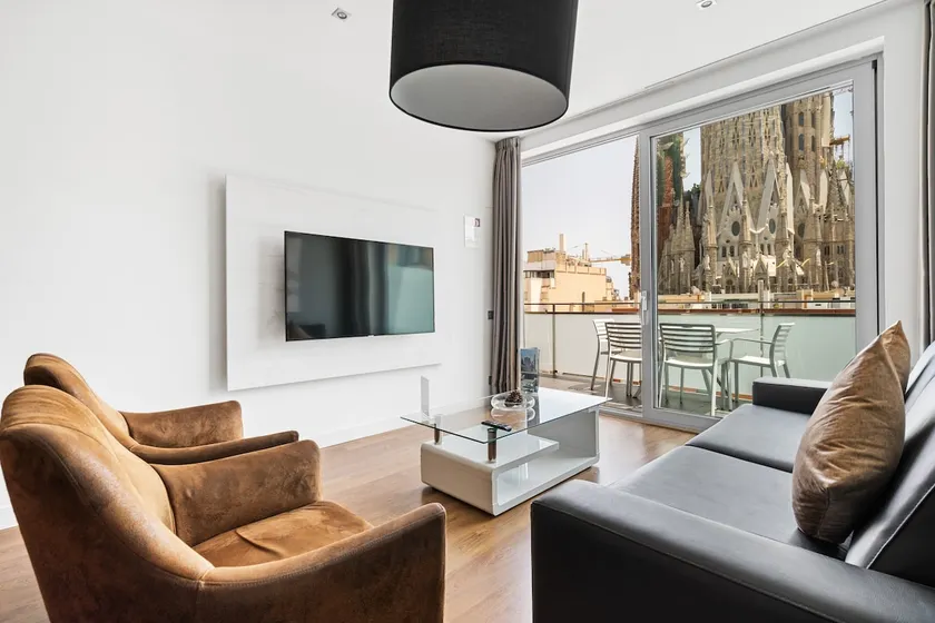 Stunning 4-bedroom apt with Sagrada Familia views - Image 1