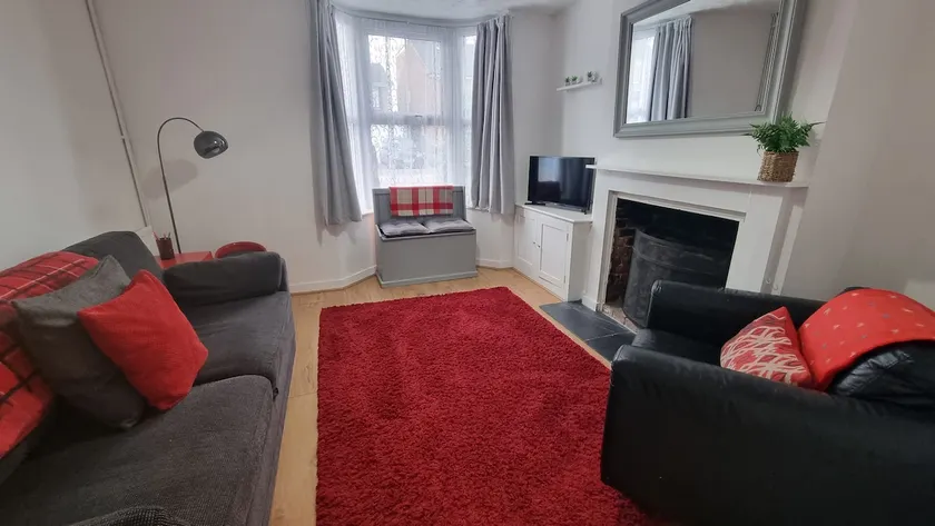 Entire House With Garden & Parking Nr Ashford Int - Image 1