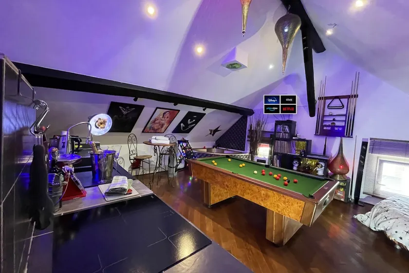 Private Lounge & Room Jacuzzi - Image 1