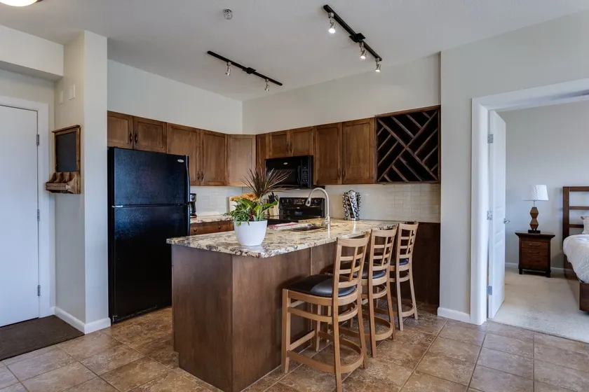 Stunning 3 bedroom 2 full bath Condo - Image 1