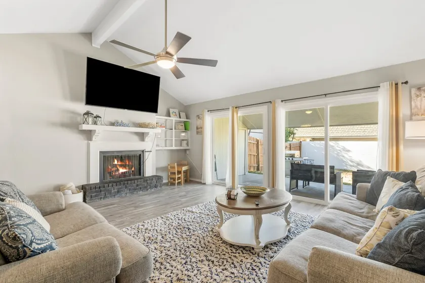 South Tulsa Luxury | 2000ft²•75\"TV•King•BBQ•Yard - Image 1
