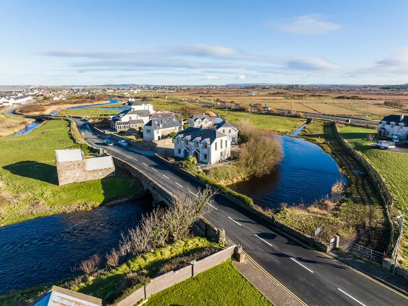 Fishermans Cottage Stunning Two Bedroom with Views close to town - Image 1