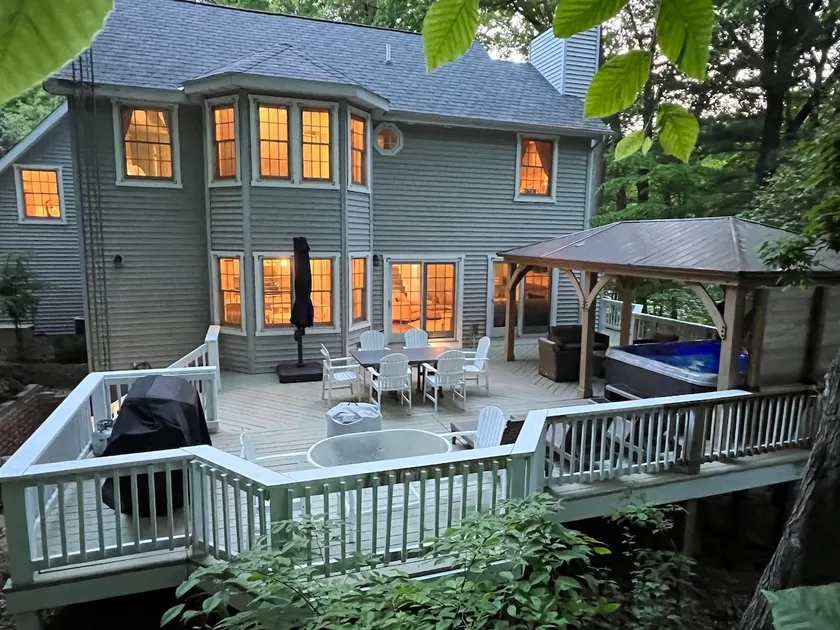 LakePath Beach House - XL hot tub, walk to beach - Image 1