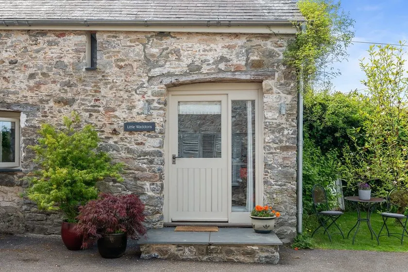 Luxury self-contained cottage for two with hot tub - Image 1