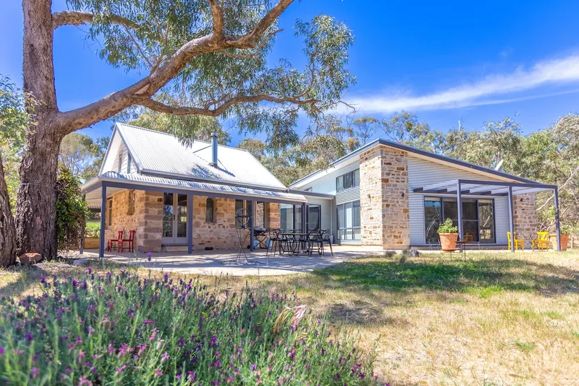 Benny's Retreat Luxury Bushland Escape - Image 1