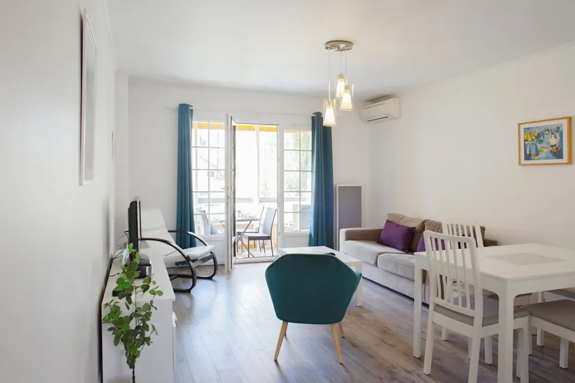 1st floor, air-conditioned, with terrace, parking, and fiber-optic internet - Image 1