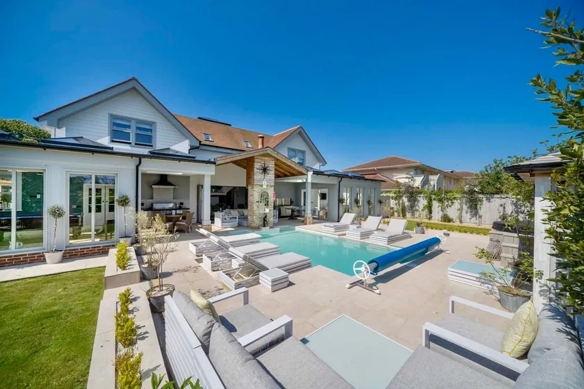 Luxury Five Star, Hampton House With Heated Pool - Image 1