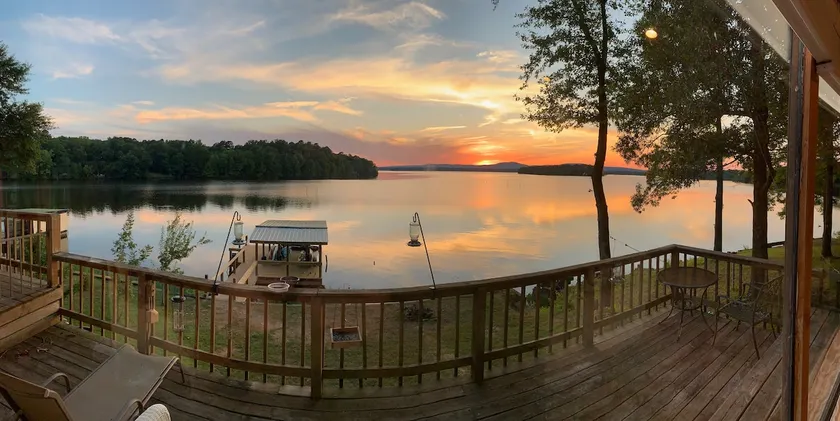 Lake house with million dollar view & hot tub - Image 1