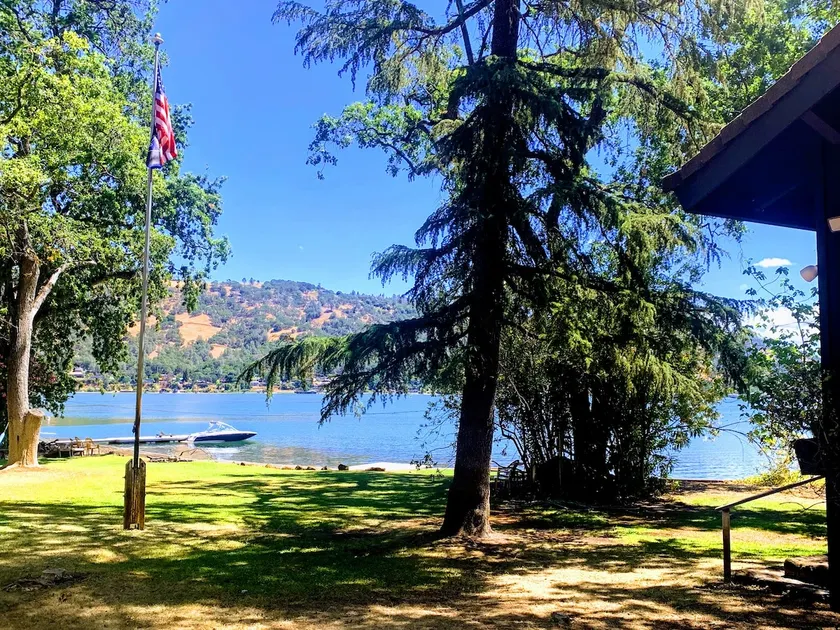 Lakefront Retreat! Beach, Dock, Lawn on Clearlake - Image 1