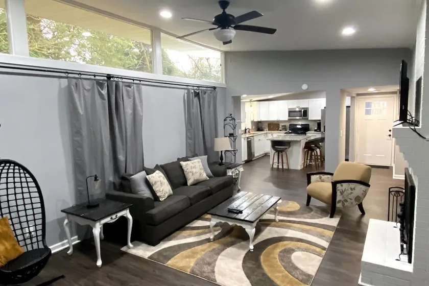 Vaulted Ceilings & Accent Windows--1 mile from CU - Image 1