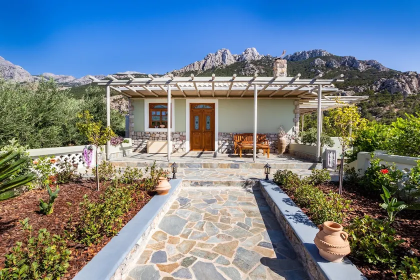 Reisis Family Residence - Image 1