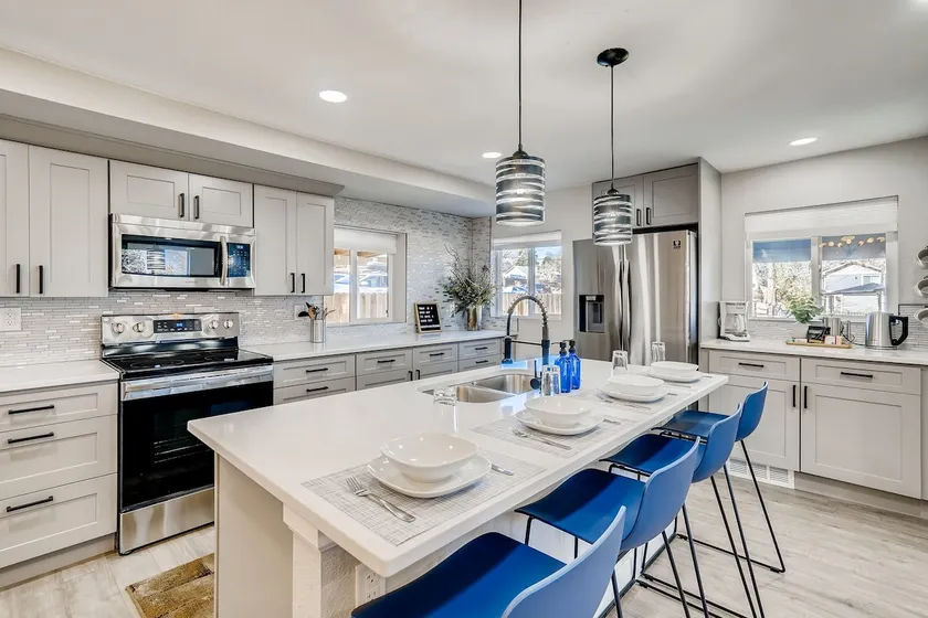 SPACIOUS MODERN HOME, YARD, A/C, W/D, WIFI, TV - Image 1