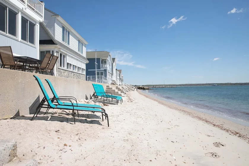 PRIVATE BEACH: BEACHFRONTS & BALCONIES @ NIANTIC W/ 6 QUEENS - Image 1