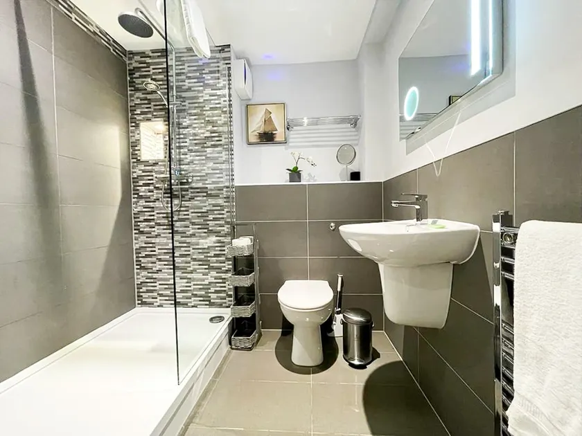 Modern 3 Bedroom Apartment, West End - Image 1