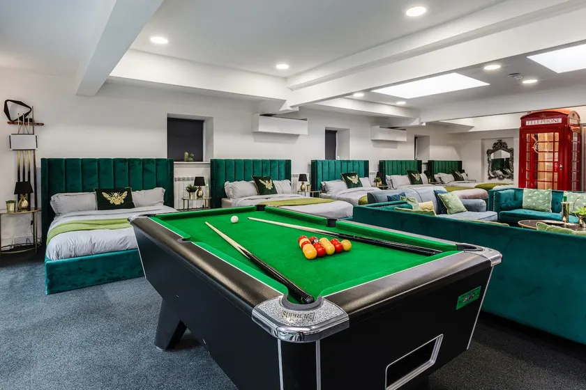VIP city centre apartment sleeping 12-20 people. - Image 1