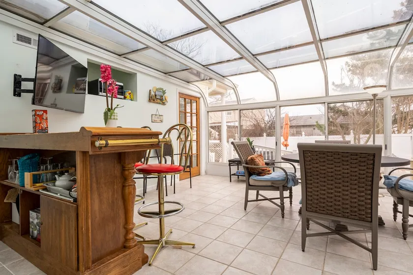 Affordable beach ranch house w/ Sunroom . - Image 1