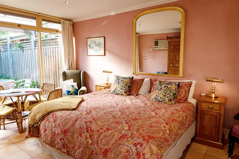 Champagne King Spa Suite in North Adelaide - Image 1