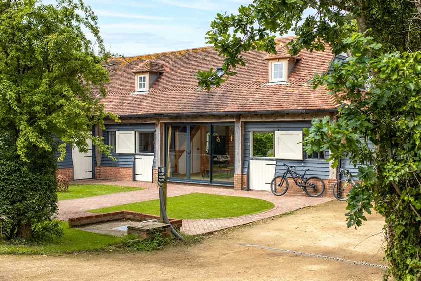 Osiers Stables at Oakwood West, hot tubs nr Bosham - Image 1