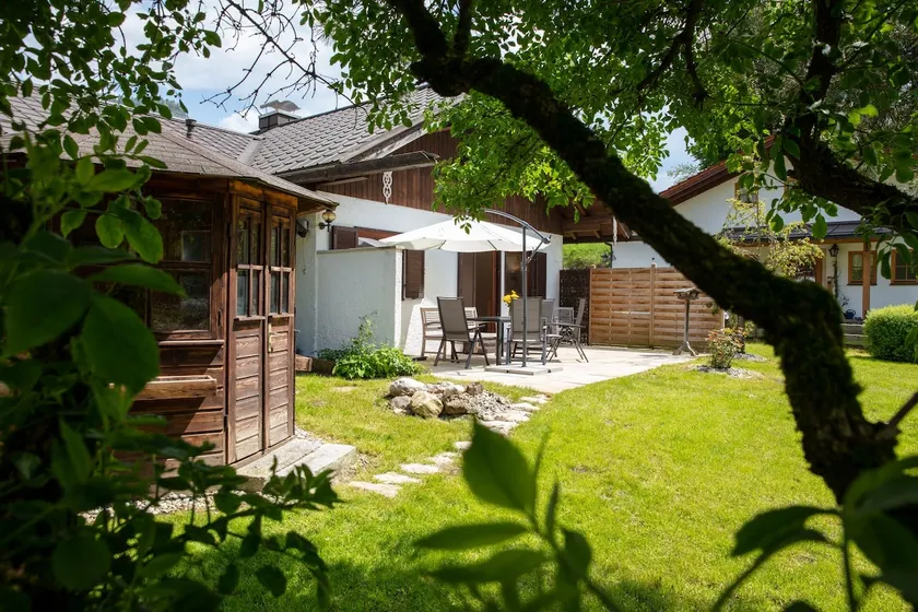 Entire house with large garden and private sauna - Image 1