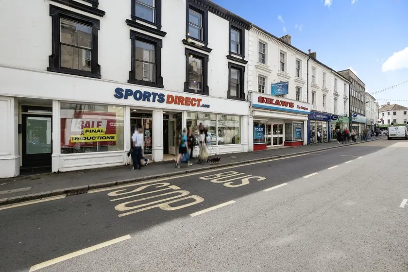 3-Bedroom Apartment Prime High Street Location - Image 1