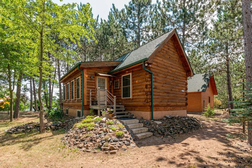 Cozy 2 bedroom cabin on the water - great location, must see!! - Image 1