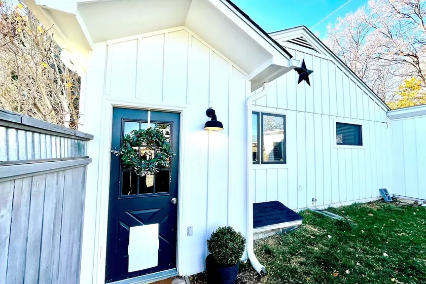 Updated, 2 Bedroom Cottage, close to Boulder - Image 1