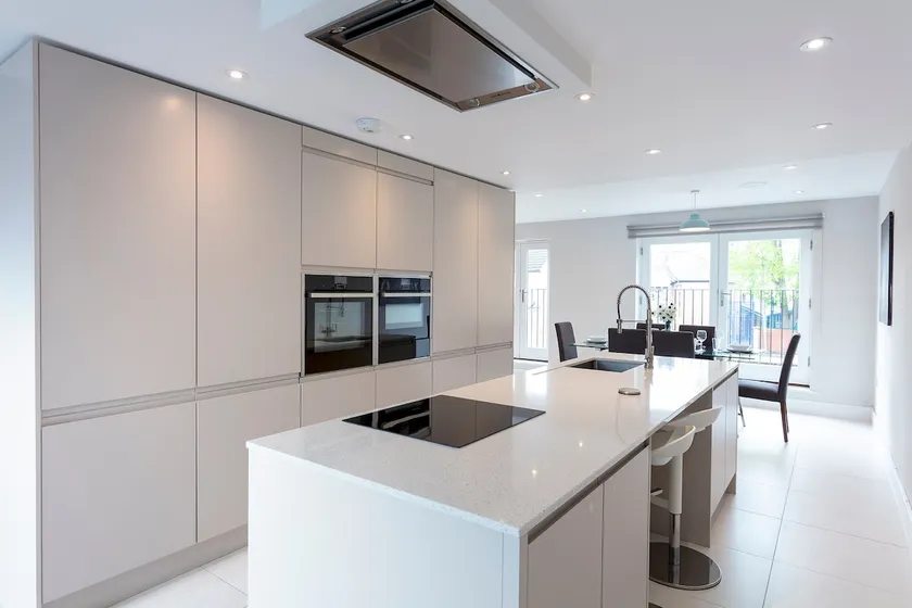 Immaculate Central Windsor Town House with parking - Image 1