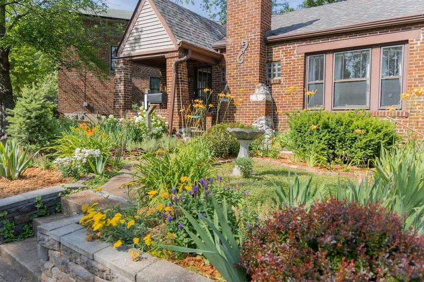 Charming Cottage Near Forest Park in Quiet Area - Image 1