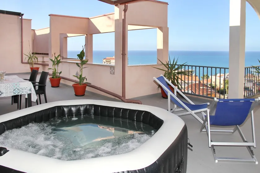 Sea View Penthouse with Terrace & Heated Spa - Image 1