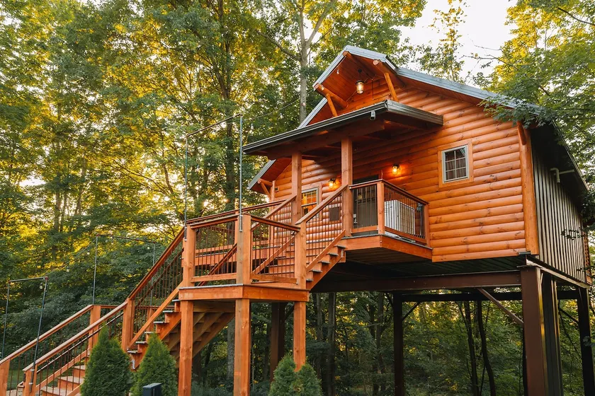Aharming Treehouse Getaway with Treetop Views - Image 1