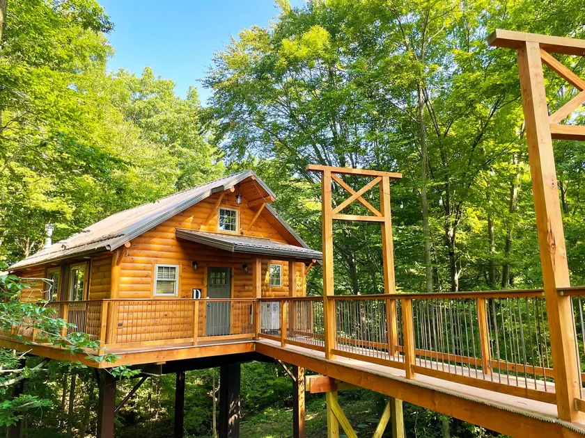Aharming Treehouse Getaway with Treetop Views - Image 1