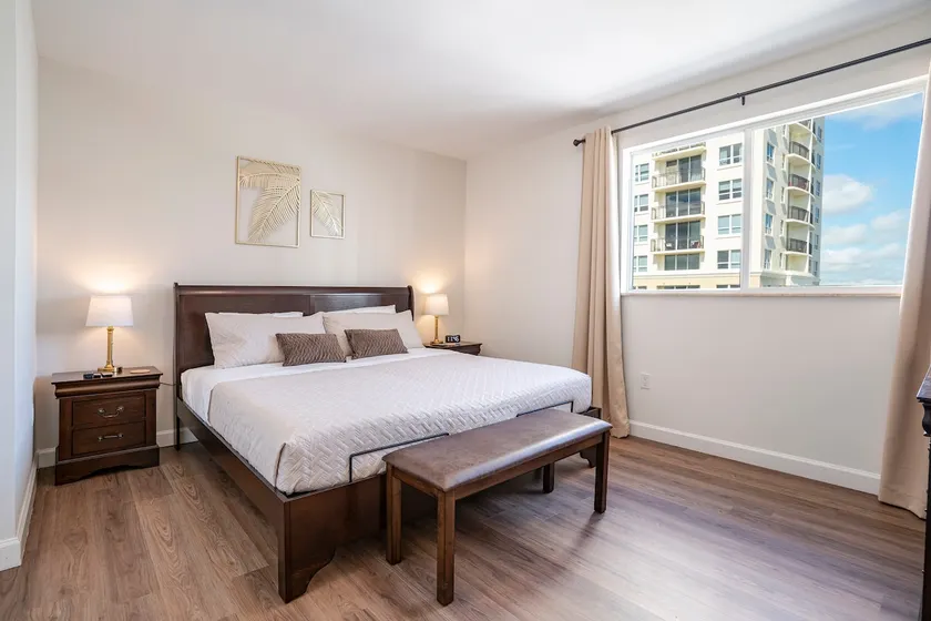 Spacious 3BR with Free Parking - Image 1