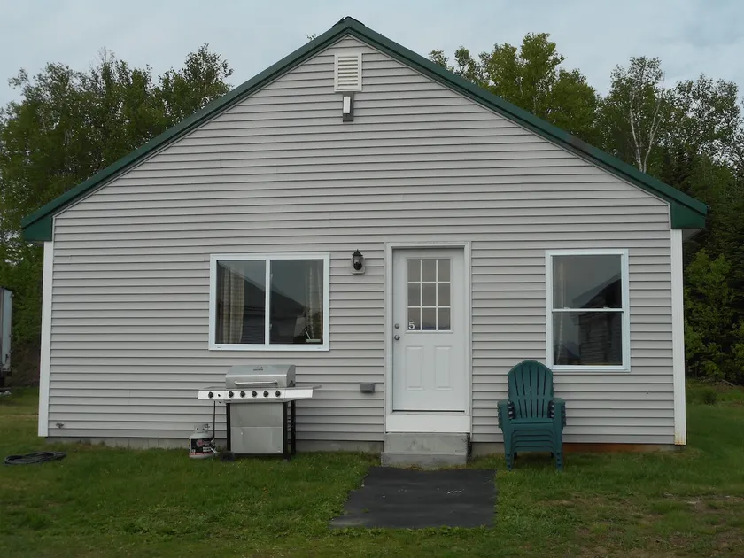 Cabin 5 with queen size bed and bunk - Image 1