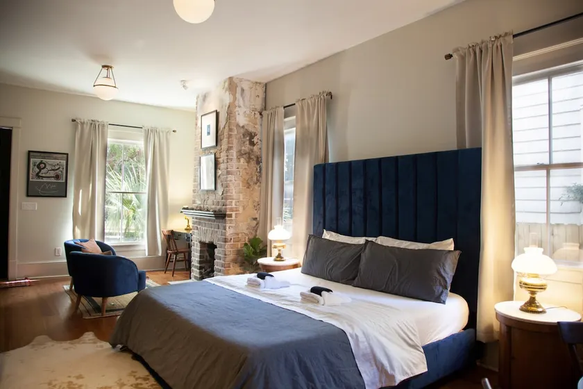 Intimate Library Studio - Minutes to Forsyth Park - Image 1