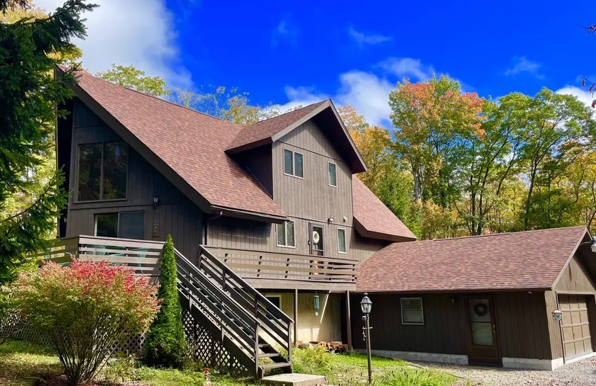 Multi-Family Cabin: Huge Yard + Resort Perks! - Image 1