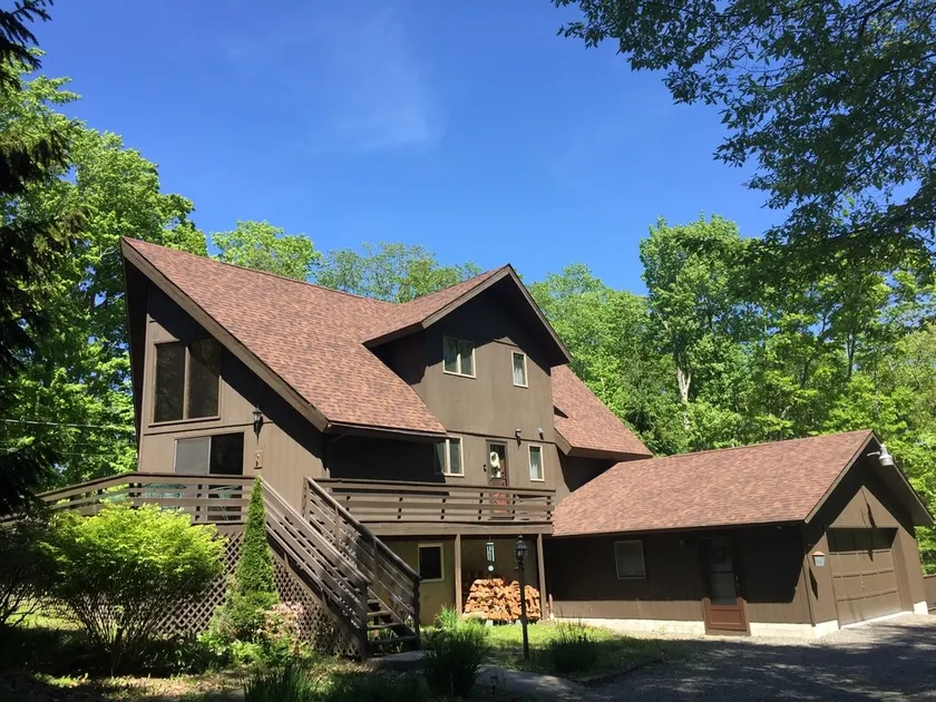Multi-Family Cabin: Huge Yard + Resort Perks! - Image 1