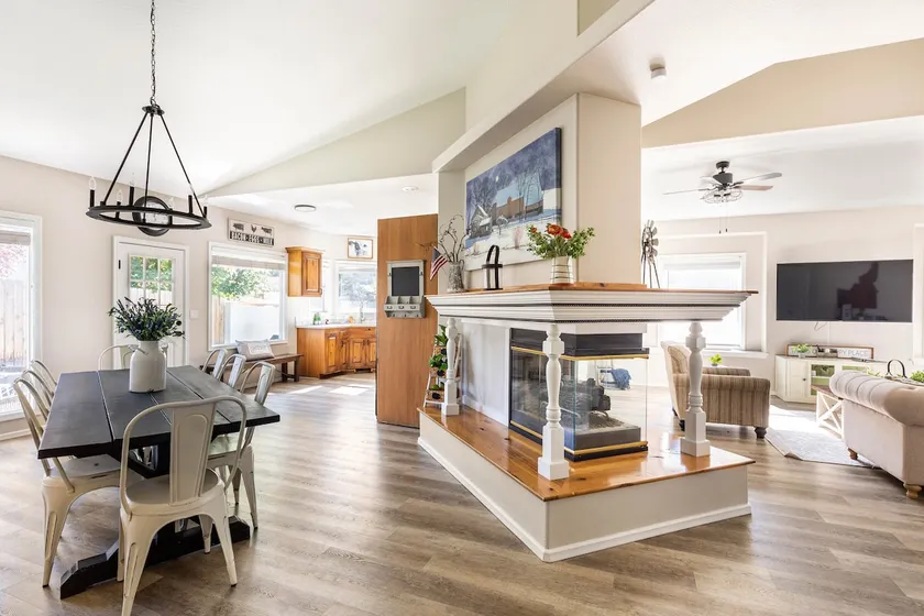 Majestic Meridian BnB - Spacious 4BR/2BA & Cinema - Image 1