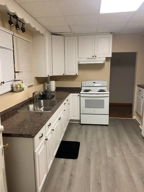 Enjoy 2-bedroom condo unit with free parking. - Image 1