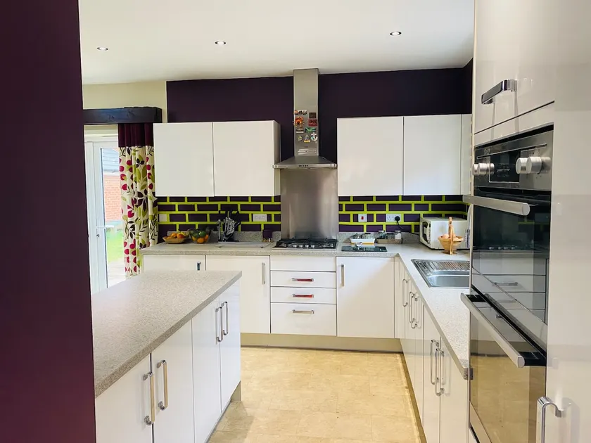 Spacious home for contractors and families - Image 1