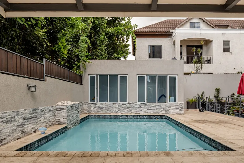 Penthouse w/ Free Wifi/ Pool/ Gym/ Great Location - Image 1