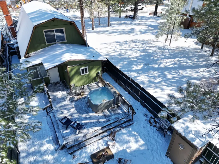 Hot Tub, Firepit, Dog Friendly, 2-min Walk to Hike - Image 1
