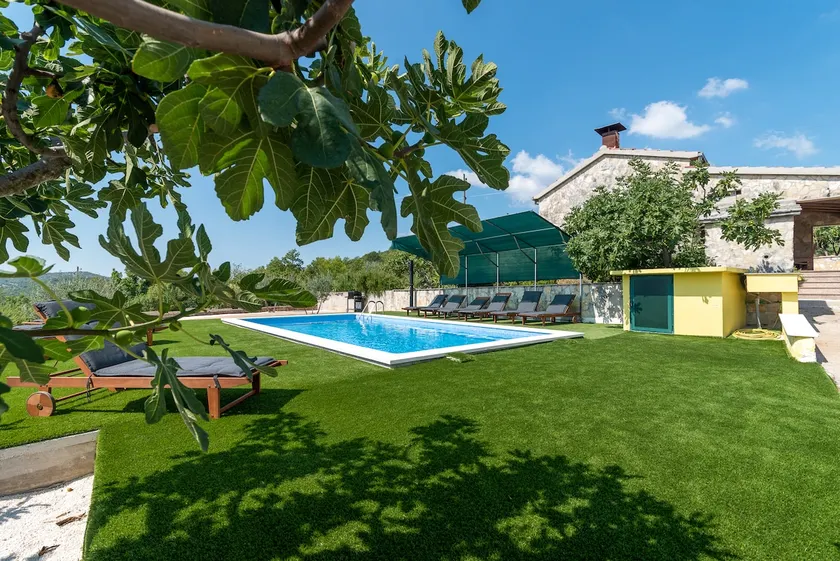 House Mitlo with 5 bedrooms and private pool - Image 1