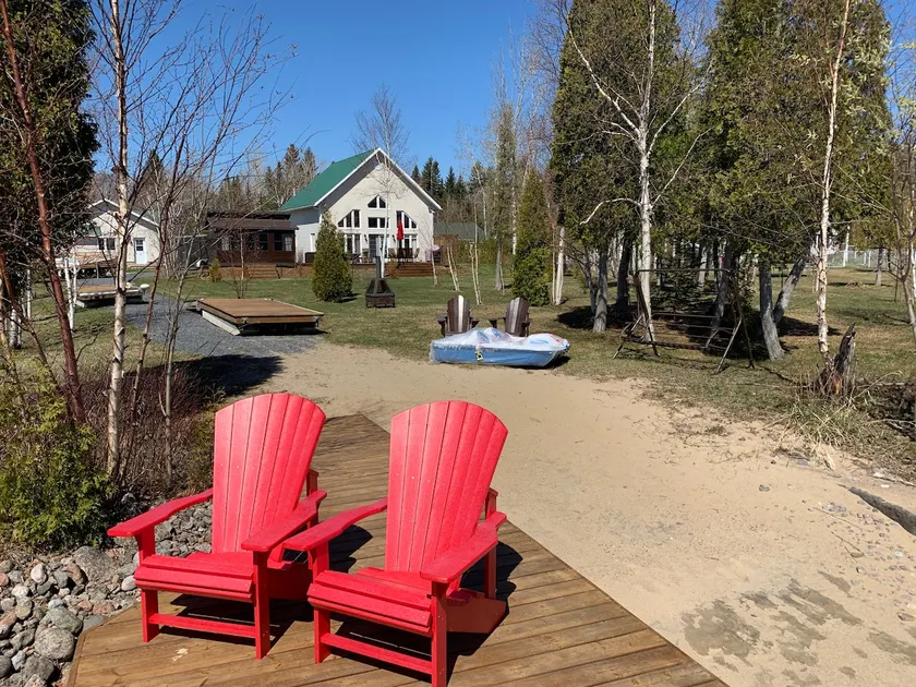 Beautiful waterfront cottage with hot tub - Image 1