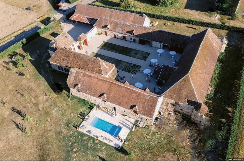 Estate 1.5 hours from Paris, 30 people, pool, spa - Image 1