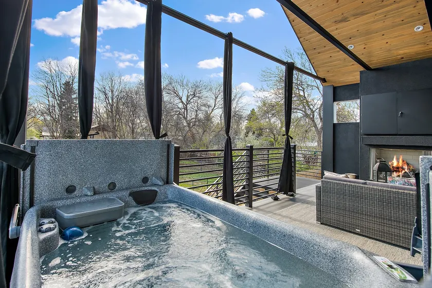 Guest House with Hot Tub and Lounge str23-060 - Image 1