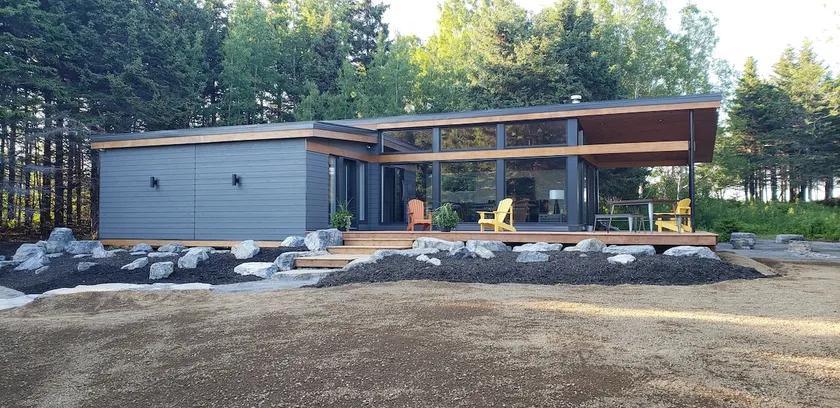 Nature chalet-style house by the sea. - Image 1