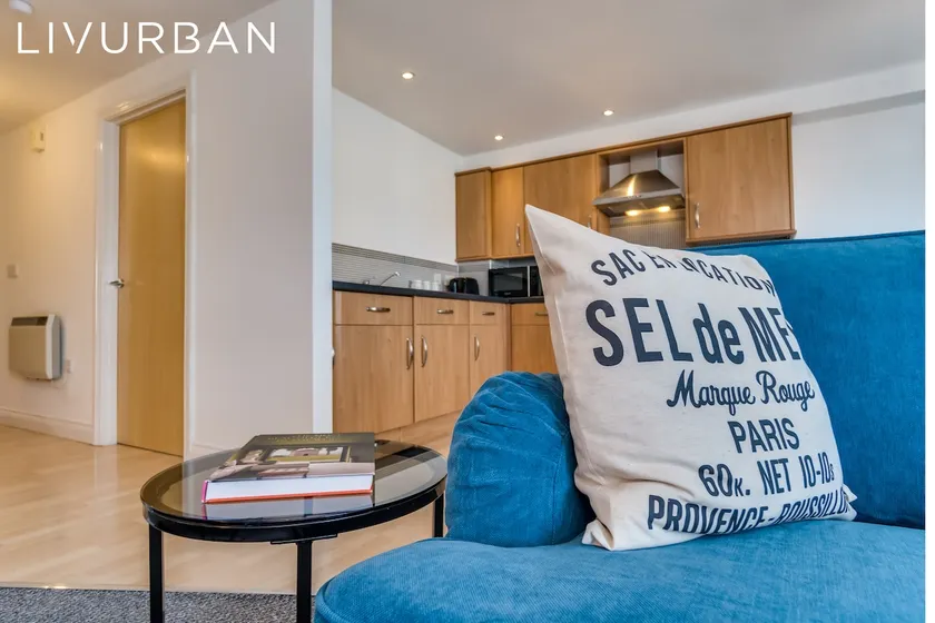 Chic and Bright Apartment Near the Water - Image 1