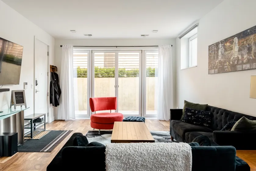 Modern Boutique Condo - ”Au coeur de Detroit” - Image 1